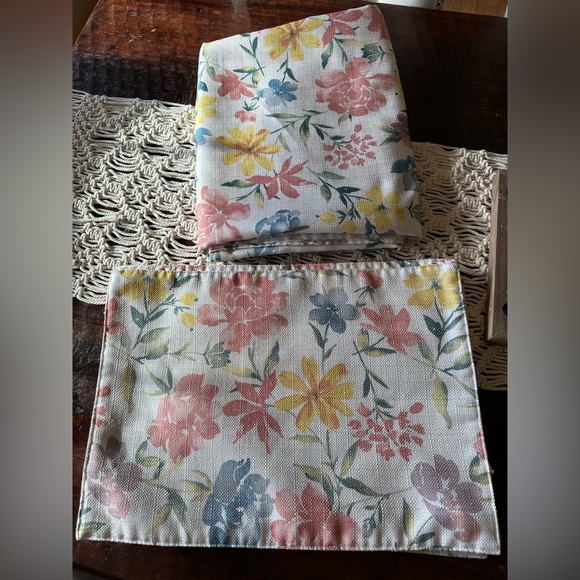 Floral Tablecloth and 4 Placemats - Vintage - Picture 1 of 3